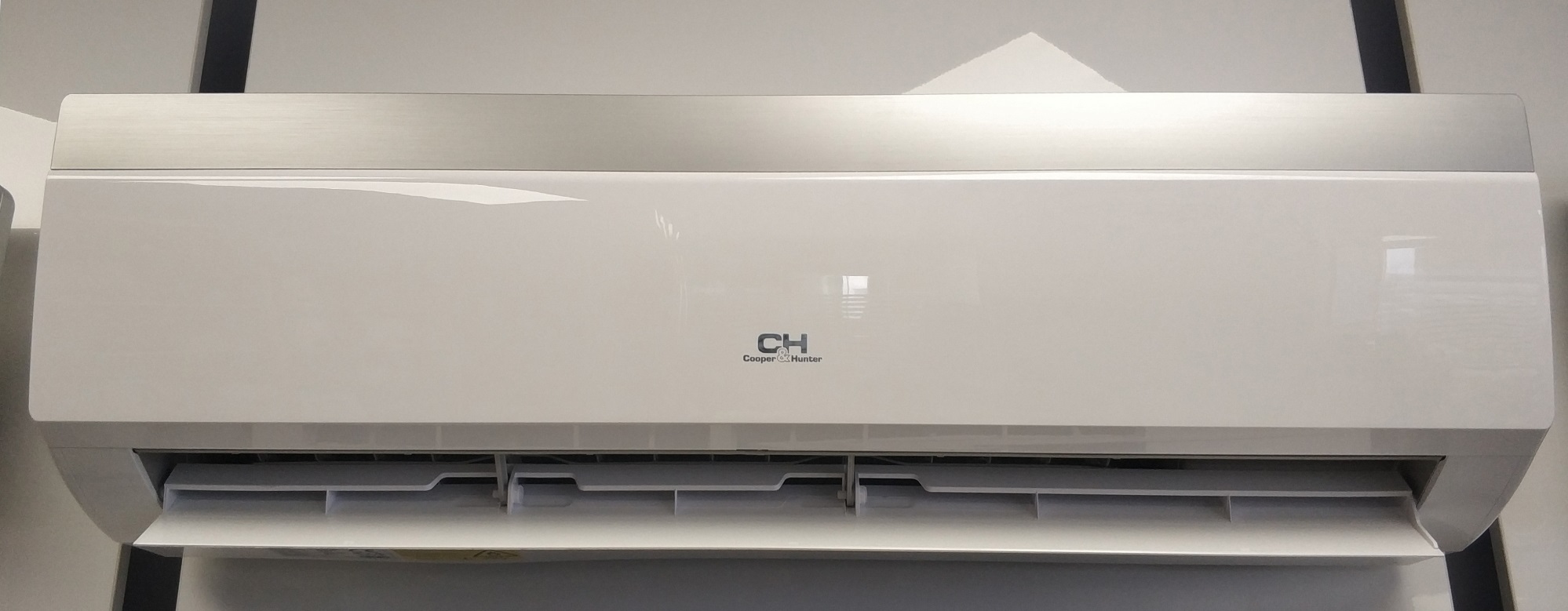 Кондиционер Cooper&Hunter Icy Inverter CH-S12FTXTB2S-NG настенный внутренний блок функция SWING Кондиционер Cooper&Hunter Icy Inverter CH-S12FTXTB2S-NG блок с широкоугольными жалюзи SWING